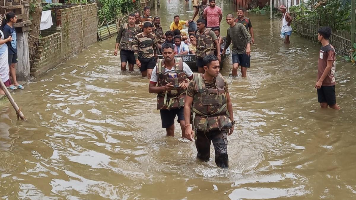 అస్సాంలో ఉద్ధృతమైన వరదలు..