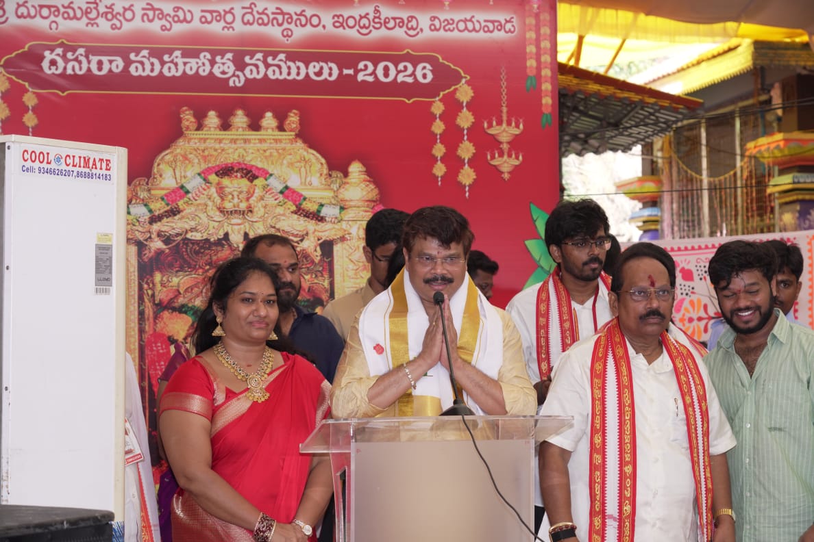 కుటుంబంతో కలిసి ఇంద్రకీలాద్రిపై అమ్మవారిని దర్శించుకున్న బోయపాటి శ్రీను
