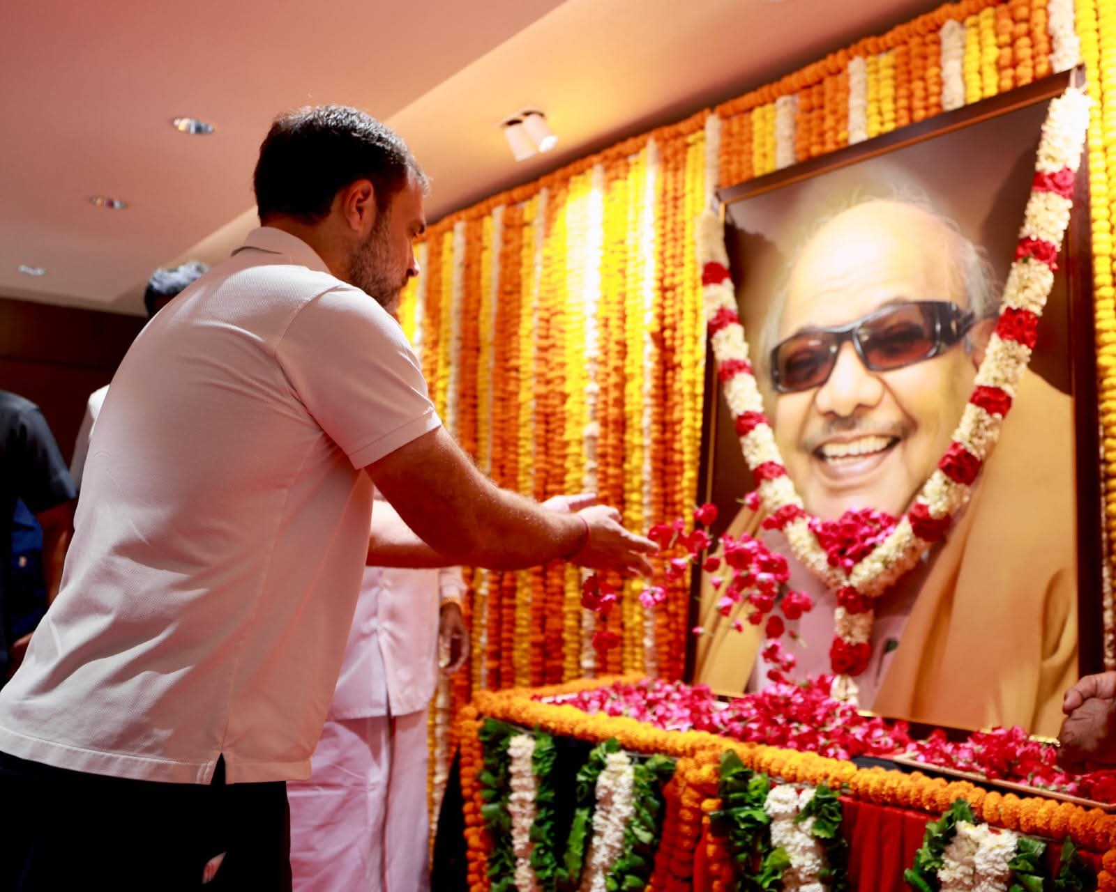 Rahul Gandhi Pays Tribute to Karunanidhi