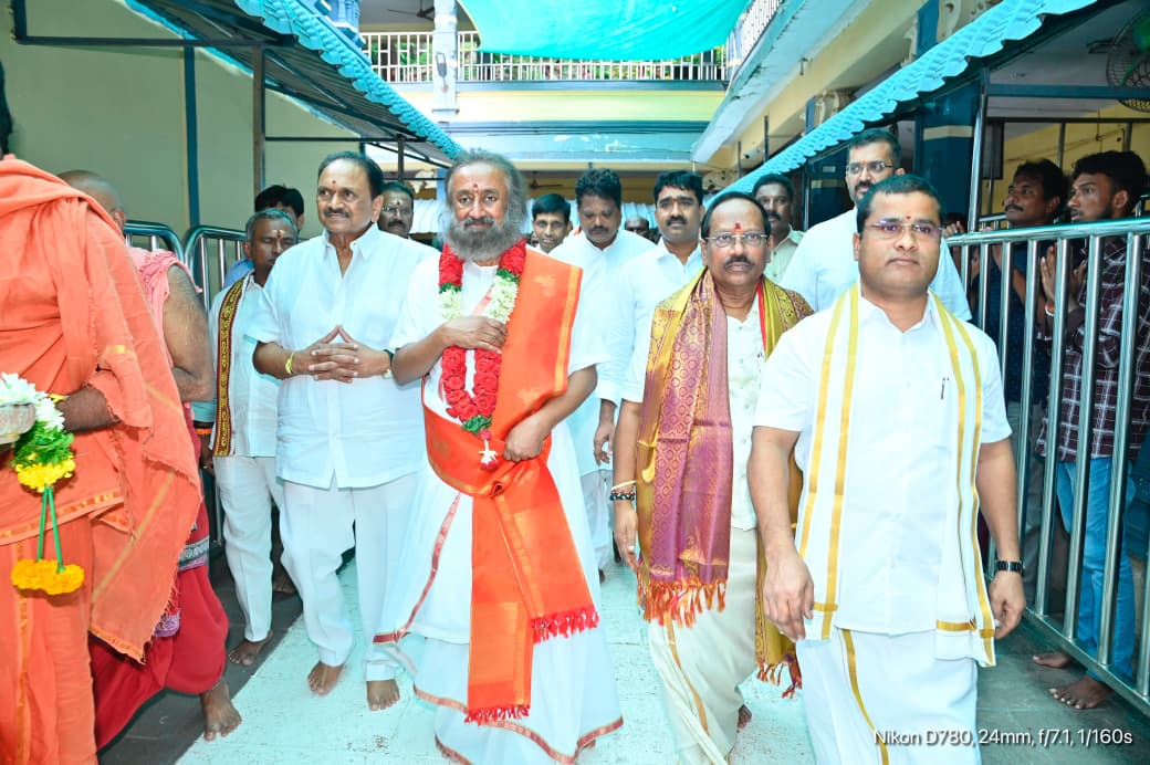 Sri Sri Ravi Shankar Visits Goddess Durga Temple.. Offers Special Prayers!