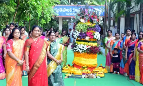 సంగారెడ్డి కలెక్టరేట్, సదాశివపేటలో ఘనంగా బతుకమ్మ సంబరాలు..