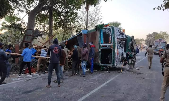 కొండగట్టు సమీపంలో ఘోర రోడ్డు ప్రమాదం..