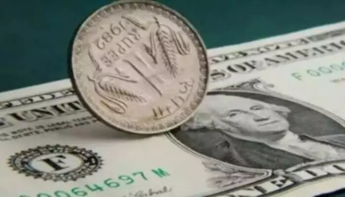 రికార్డు కనిష్టానికి రూపాయి