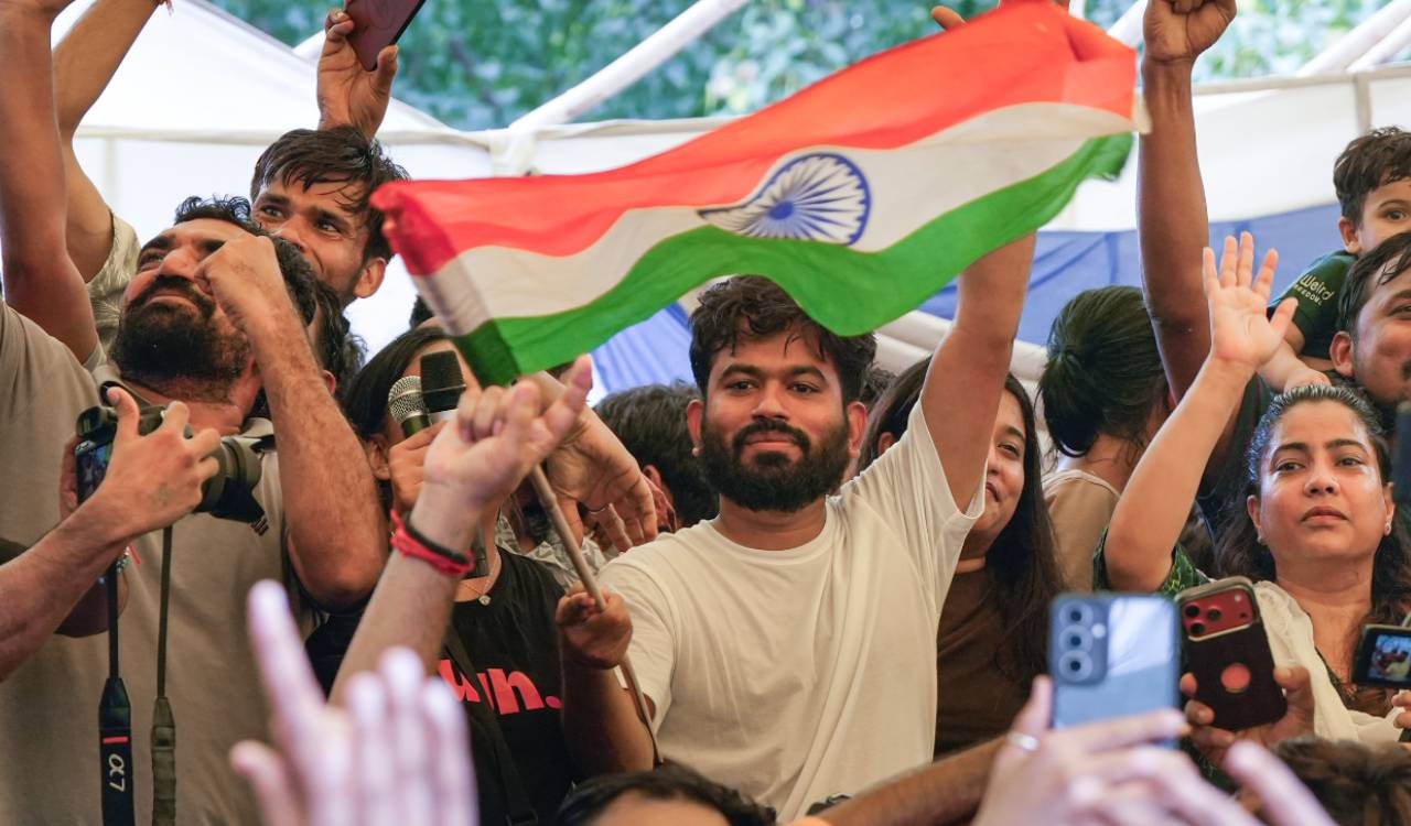 రాజకీయాల్లోకి రాను...గ్రామ సేవే లక్ష్యం - అభిజీత్ దీప్కే