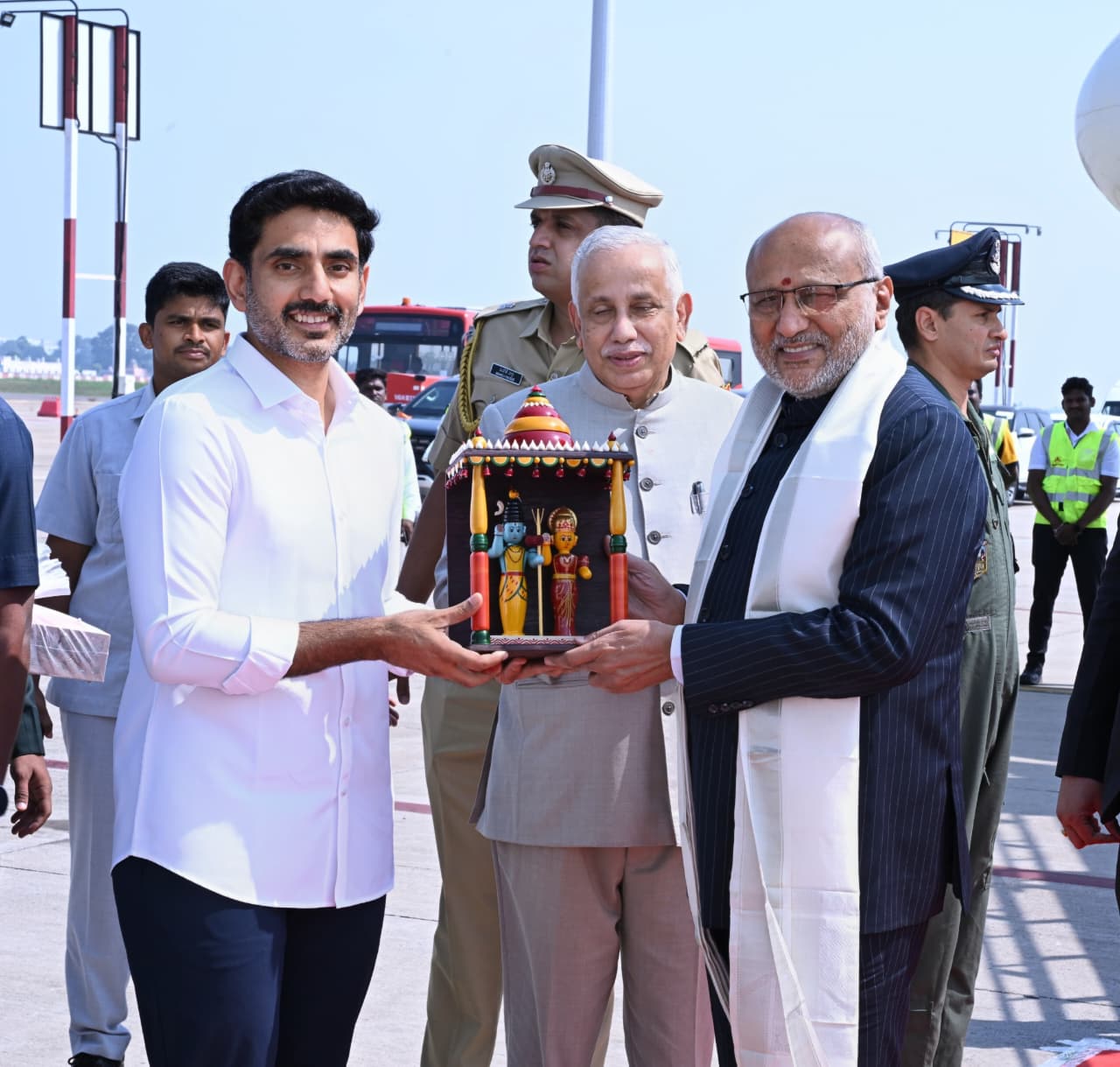 గన్నవరం విమానాశ్రయానికి చేరుకున్న ఉపరాష్ట్రపతి సీపీ రాధాకృష్ణన్