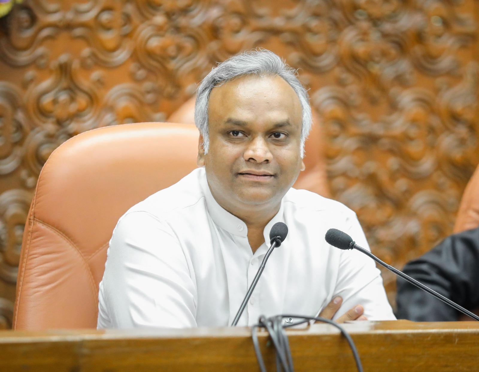 అదానీతో డీకే శివకుమార్ భేటీ..విమర్శలపై ప్రియాంక్ ఖర్గే కౌంటర్