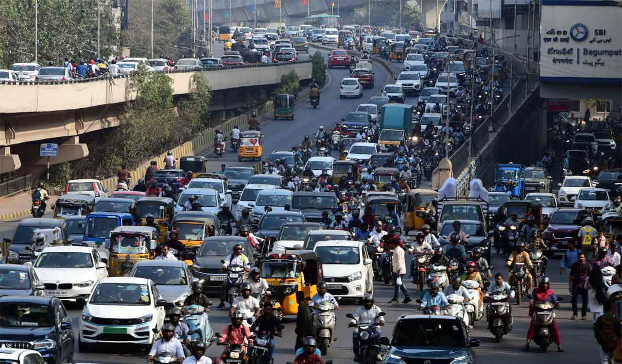 హైదరాబాదీల సమయాన్ని మింగేస్తున్న ట్రాఫిక్