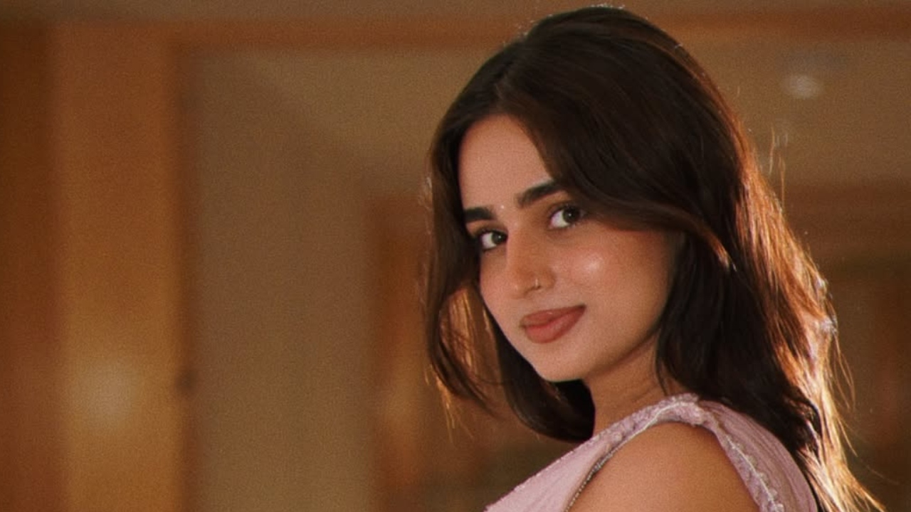 నీట్ నిరసనలో పాల్గొన్న హీరోయిన్ అరెస్ట్!