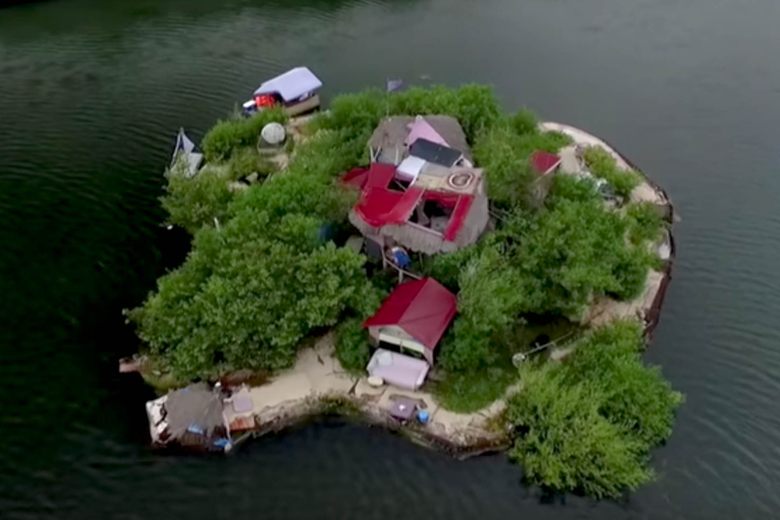Mexico’s Bizarre Island.. An Incredible Structure Made with 100,000 Bottles!