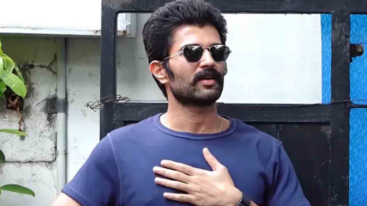 విజయ్ దేవరకొండను కలిసి పెళ్లి కార్డు అందించిన అభిమాని....