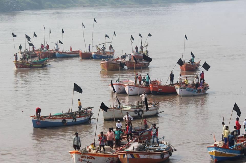 Fishermen Hold Massive Boat Rally in Krishna River!