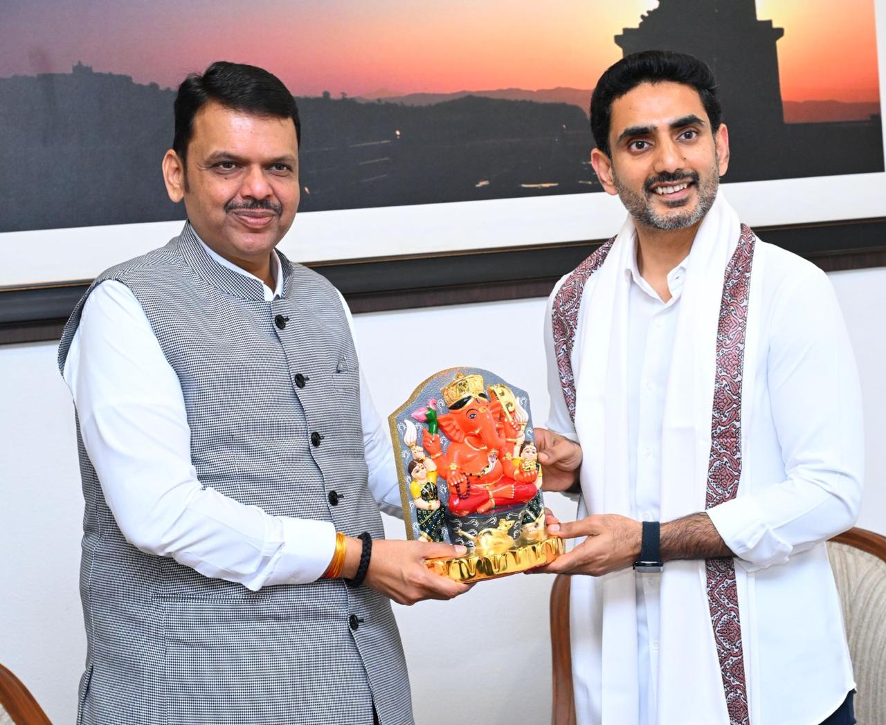 మహారాష్ట్ర సీఎం ఫడ్నవీస్‌తో నారా లోకేష్ భేటీ
