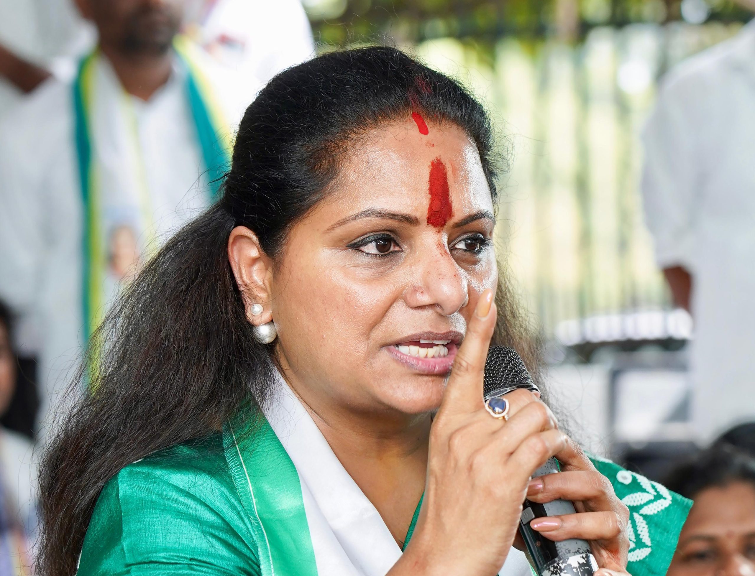 మహిళా రిజర్వేషన్ల కోసం పోరాటం చేయాలి - కవిత