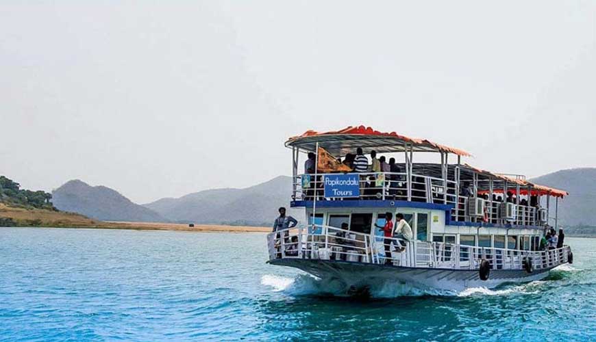 పాపికొండల బోటుకు తృటిలో తప్పిన ప్రమాదం