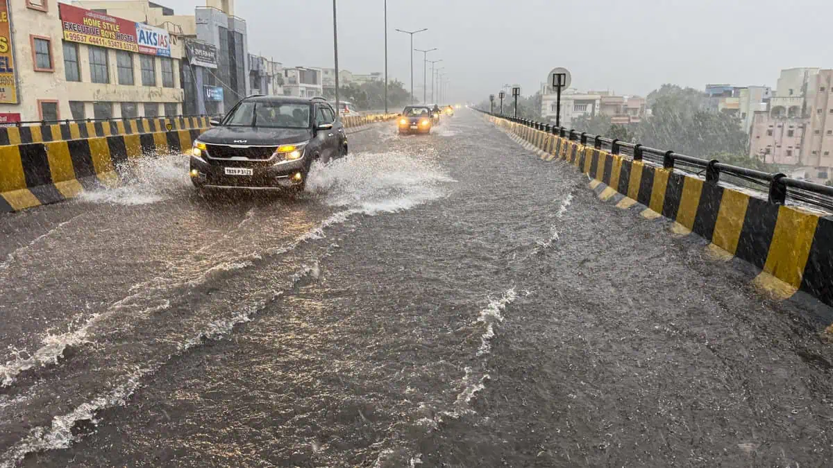 భారీ వర్షాలతో హైదరాబాద్‌లో ట్రాఫిక్ అంతరాయం.. పోలీసుల అలర్ట్