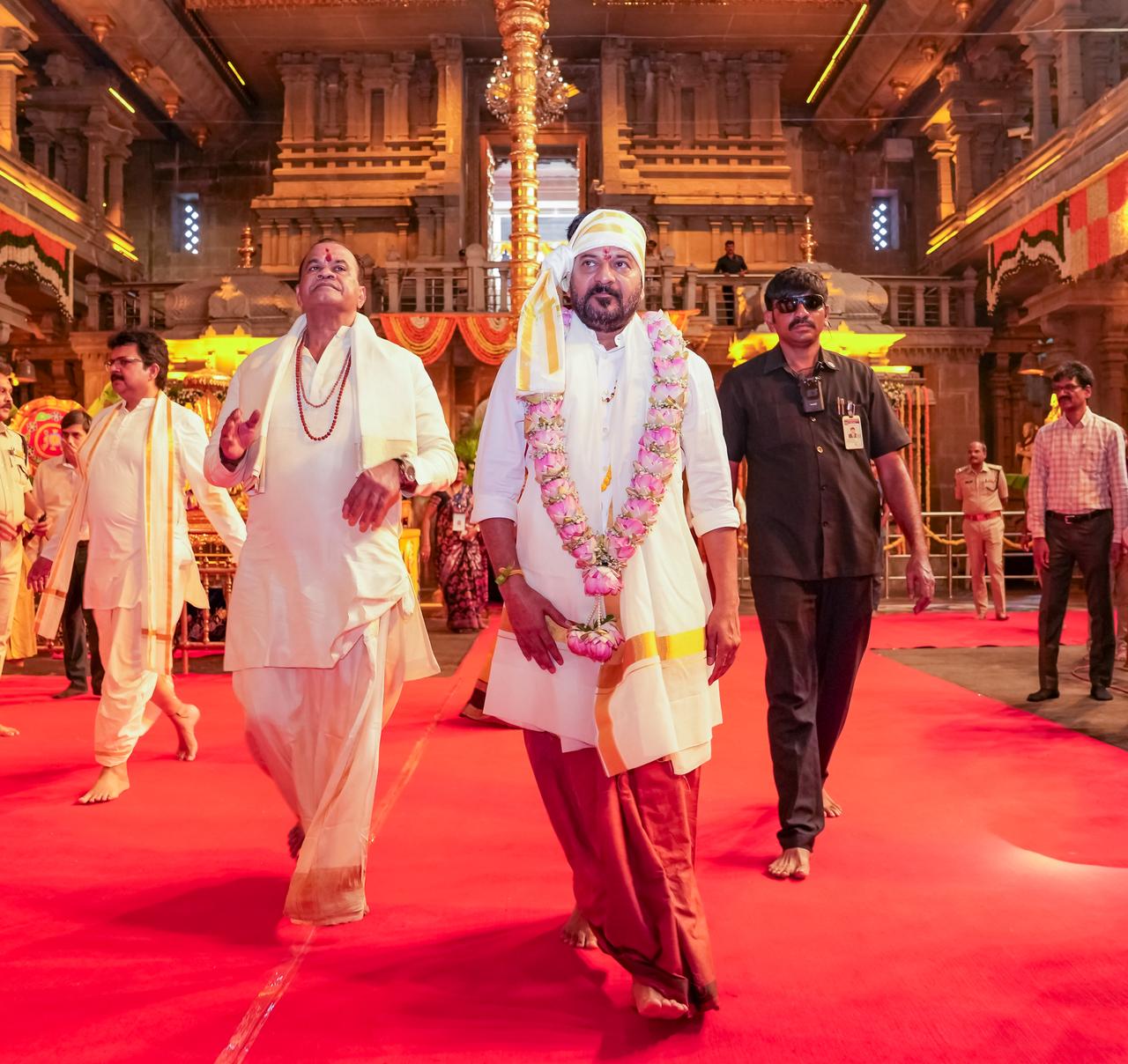 యాదగిరిగుట్టలో అతిపెద్ద వేద పాఠశాల నిర్మాణానికి సీఎం భూమిపూజ