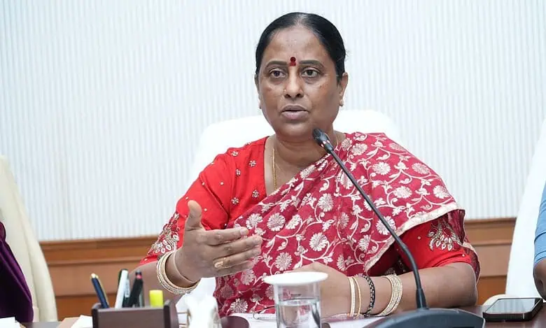 ఫారెస్ట్‌ ఆఫీసర్‌ నవీన్‌ మృతిపై మంత్రి సురేఖ ఆవేదన