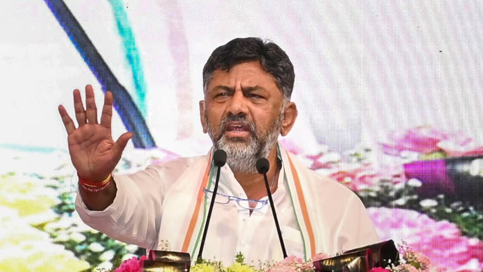 New Chief Minister of Karnataka takes oath in official ceremony..