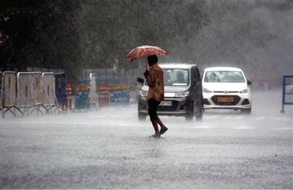 కాకినాడలో భారీ వర్షం.. నగరం జలమయం !