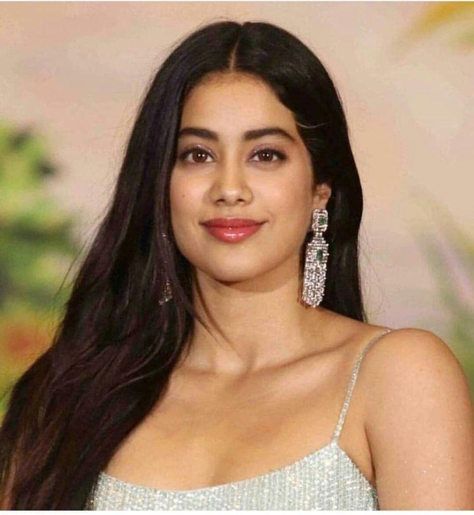 జాన్వీ కపూర్ చేతిపై అందరి చూపు.. కారణం ఇదే!