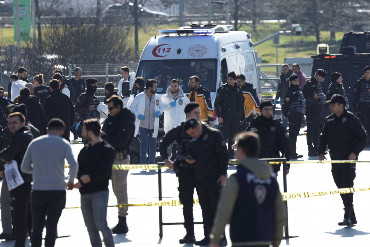 Chaos In Turkey.. Teen Gunman Opens Fire Inside Restaurant