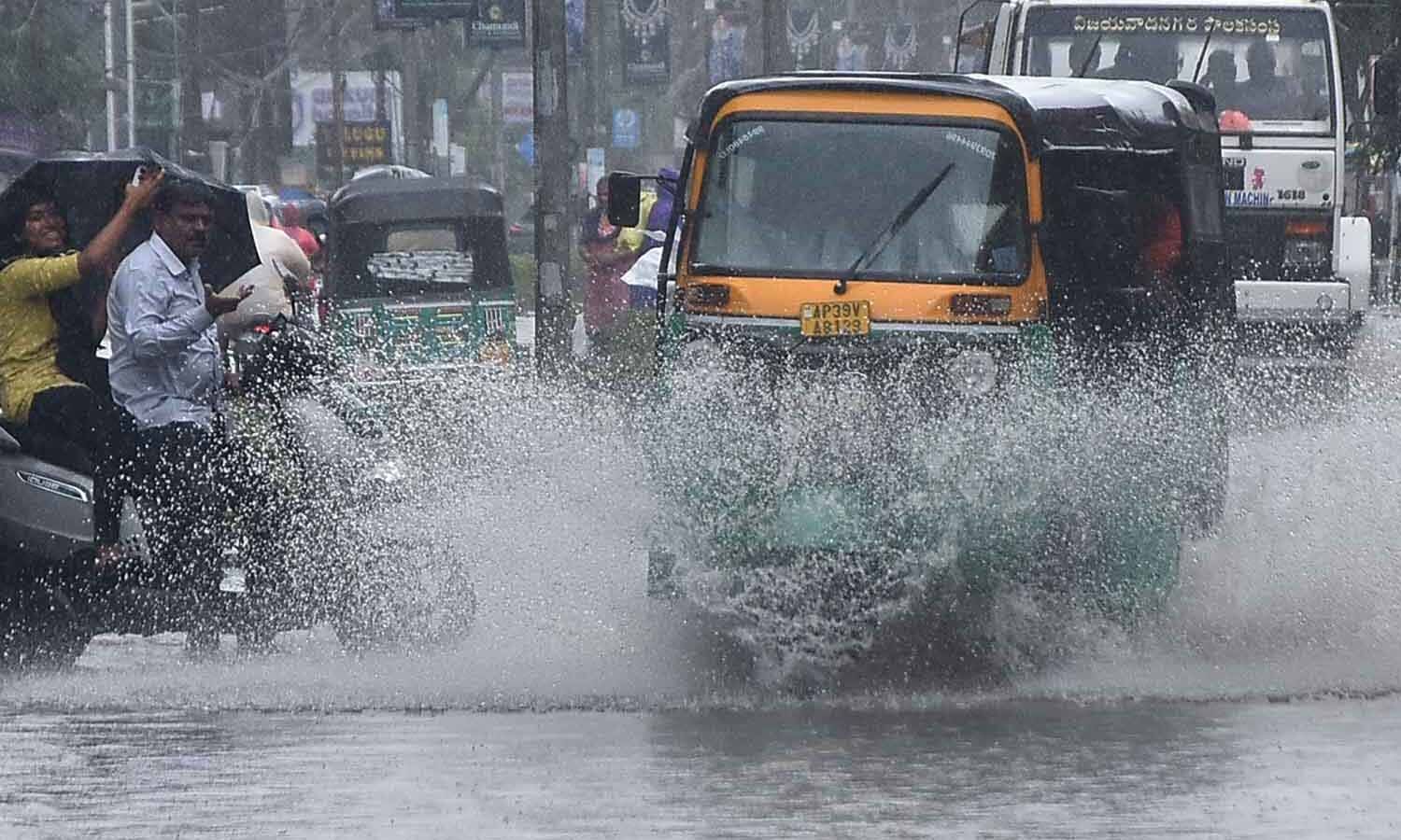 వాయుగుండం ప్రభావంతో భారీ వర్షాలు.. అప్రమత్తమైన తెలంగాణ