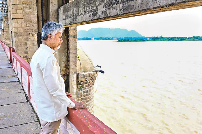 Chandrababu Inspects Prakasam Barrage