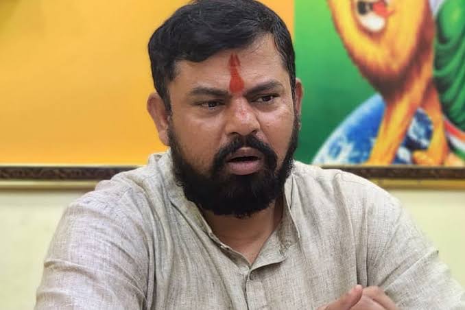 'టాక్సిక్'ను ఫ్యామిలీతో చూడొద్దు: రాజాసింగ్