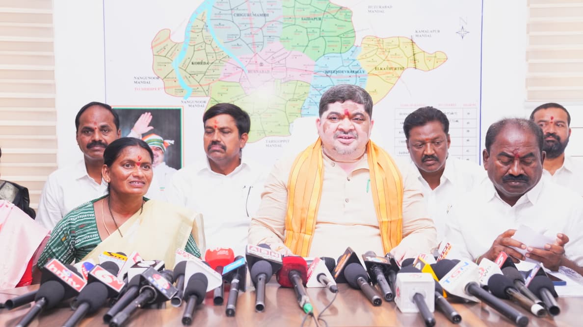 Ponnam Prabhakar Demands Apology from Pawan Kalyan 