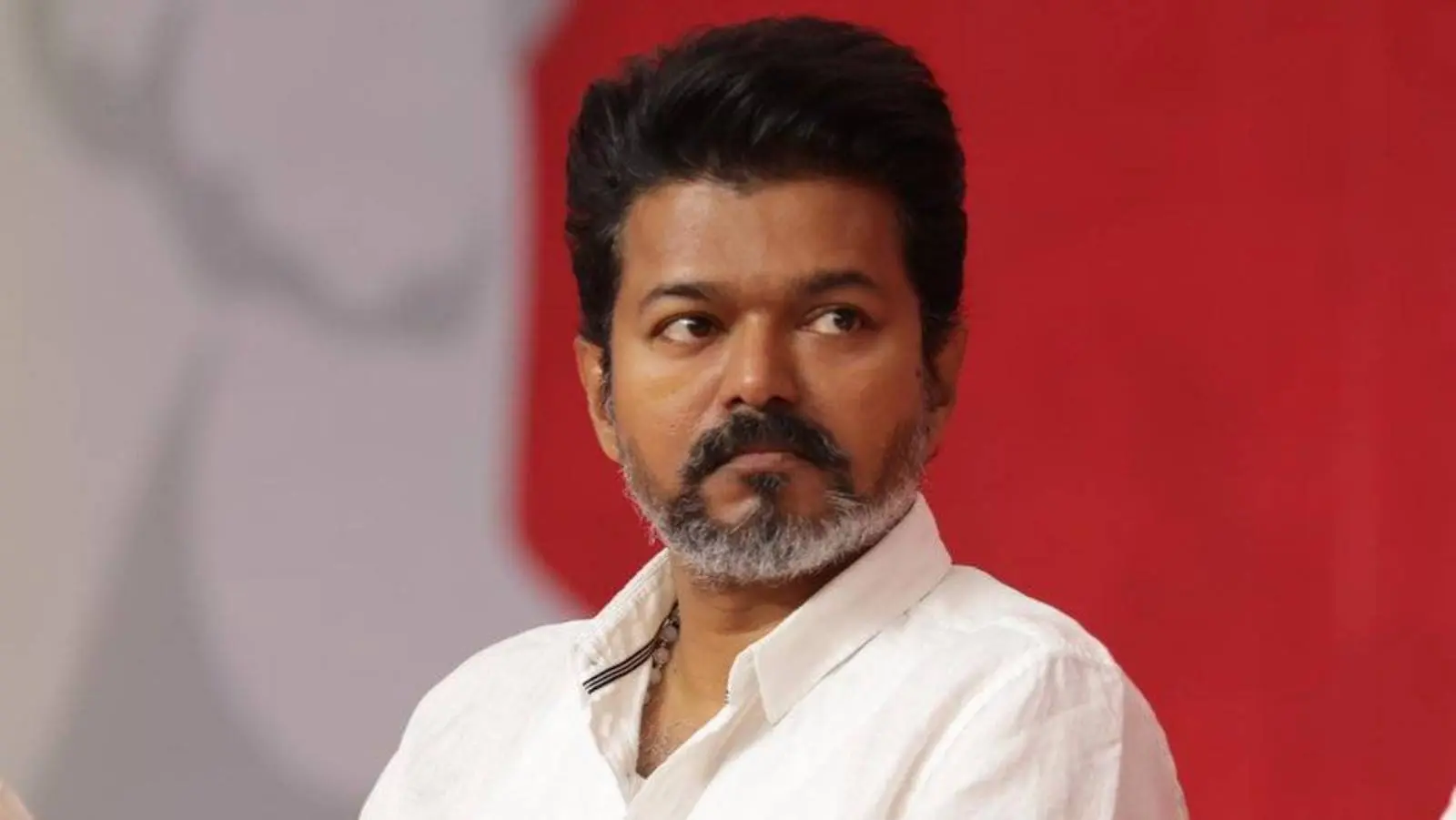 మౌనంతో ముందుకు సాగుతున్న విజయ్ – రాజకీయ లెక్కలు ఏమిటి?