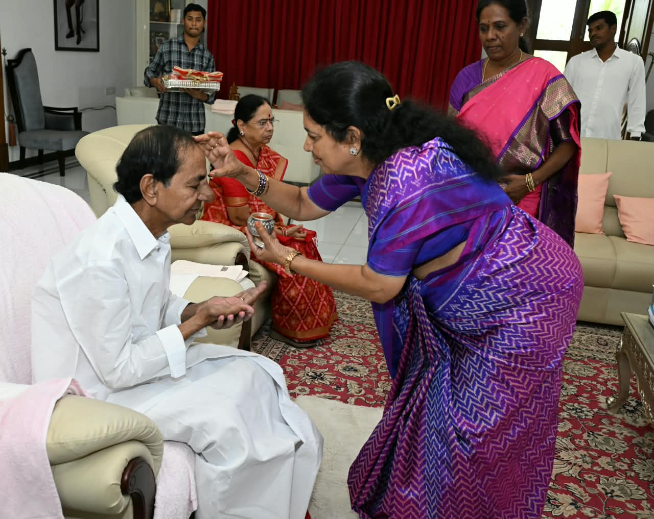 కేసీఆర్‌కు రాఖీ కట్టిన బీఆర్‌ఎస్‌ మహిళా నేతలు
