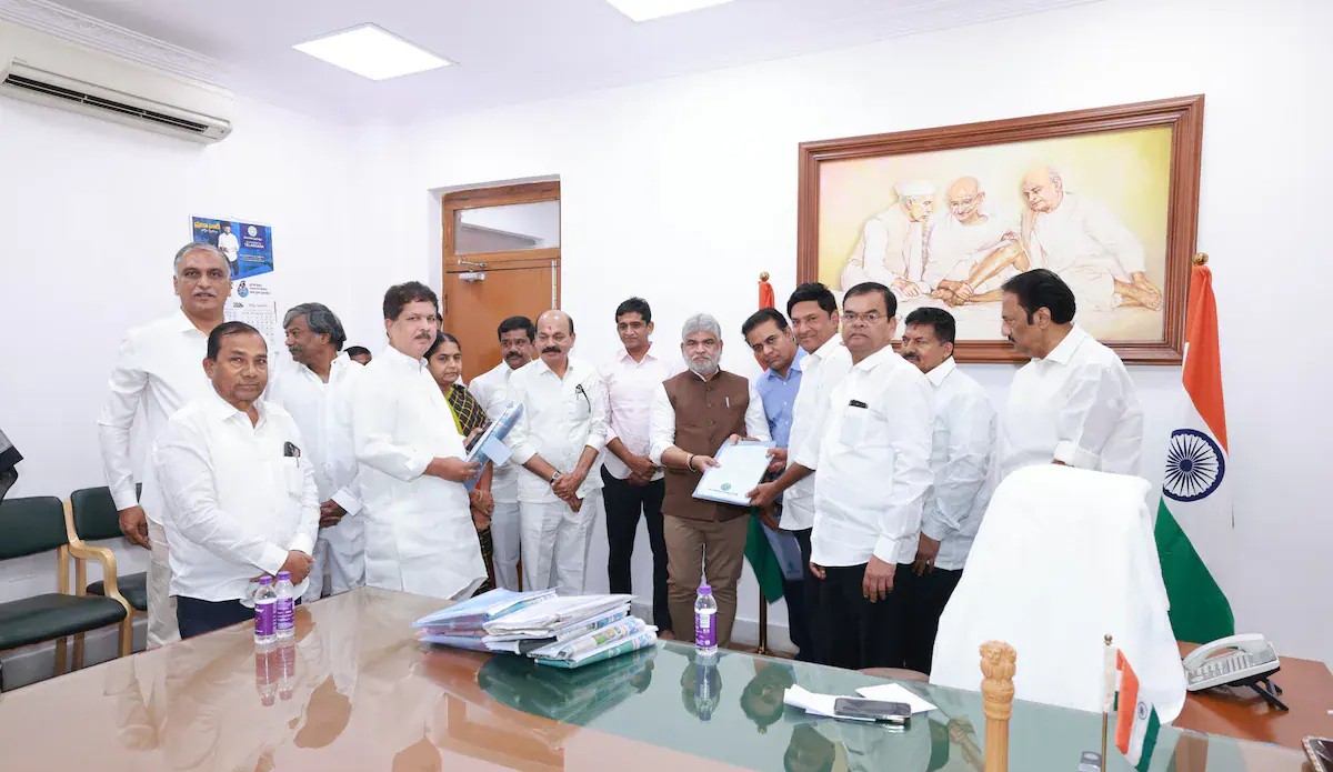 ఢిల్లీ చేరుకున్న బీఆర్‌ఎస్‌ నేతలు