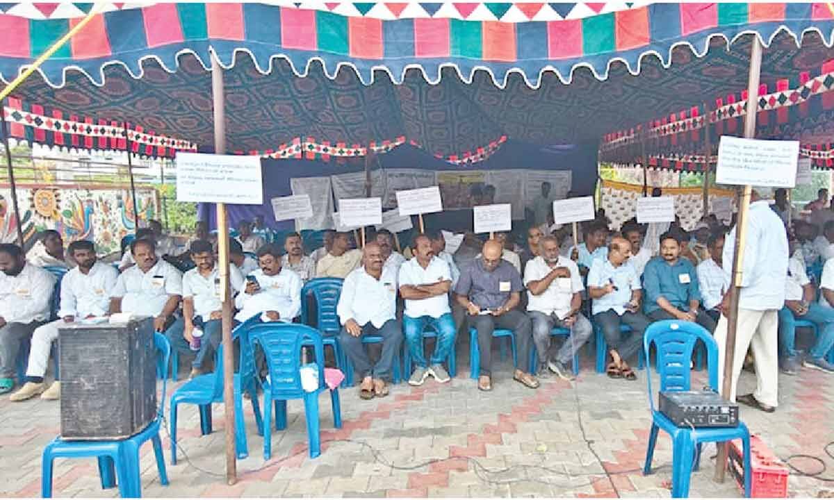 Contractors Protest Outside Deputy CM Residence