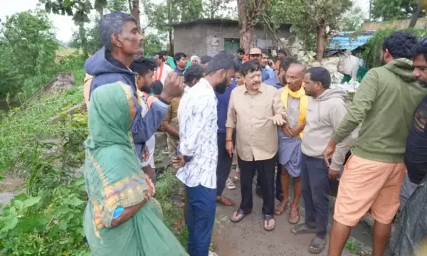 నిడదవోలులో తుఫాన్ ప్రభావిత ప్రాంతాల్లో మంత్రి కందుల దుర్గేష్ పర్యటన