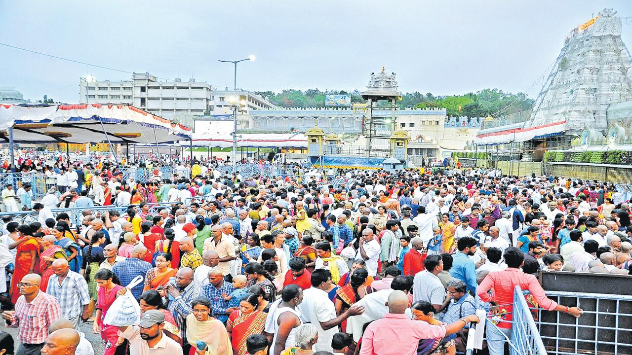 Heavy Devotee Rush Continues in Tirumala!