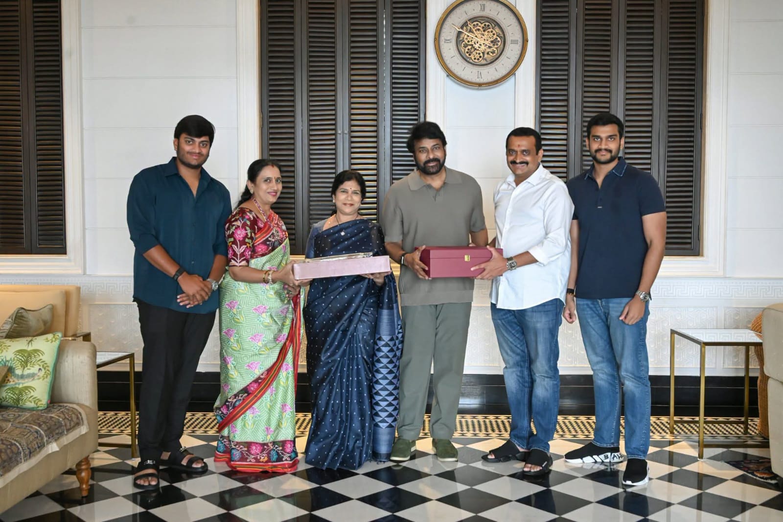 కుమార్తె వివాహానికి చిరంజీవిని ఆహ్వానించిన బండ్ల గణేష్