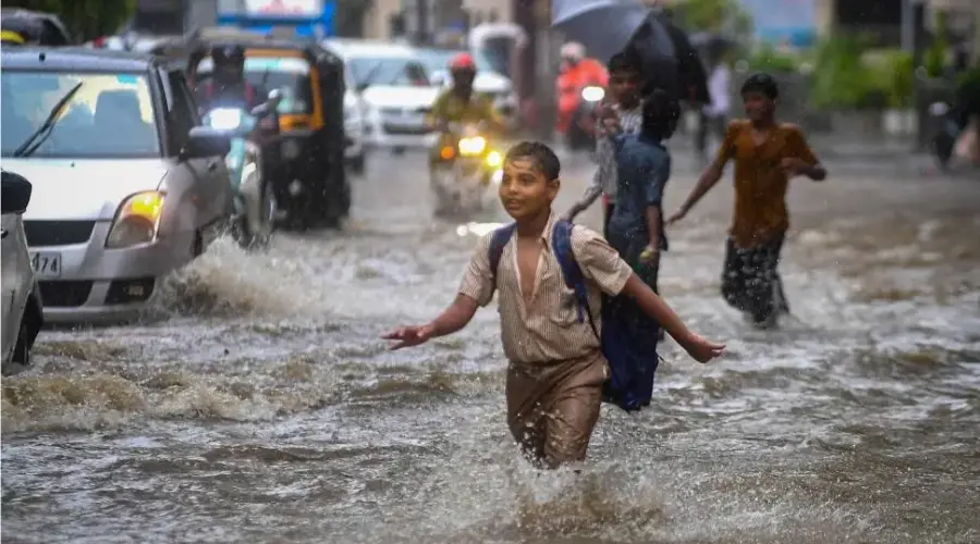 ముంబయిలో భారీ వర్షాలు.. రెడ్ అలర్ట్ జారీ