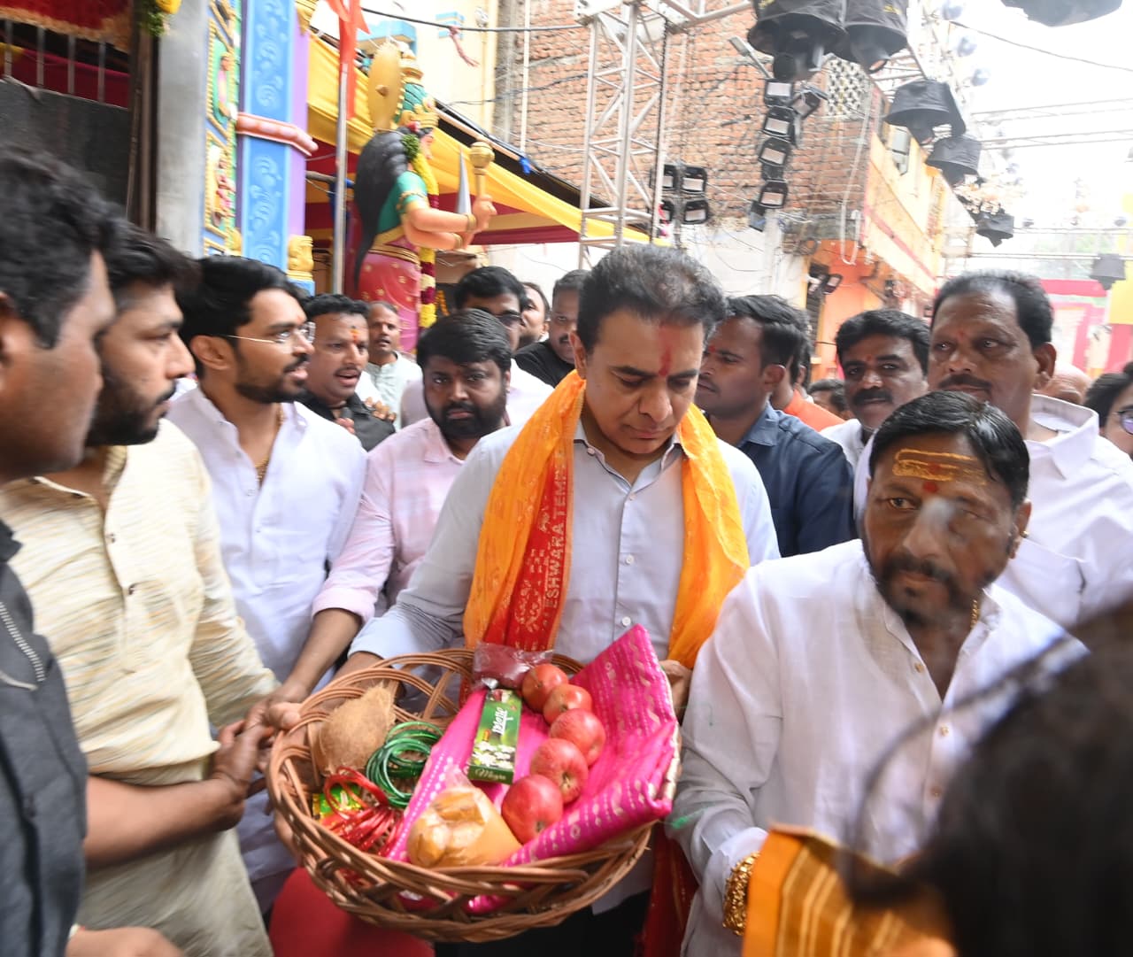 అమ్మవారి ఆశీస్సులతో తెలంగాణ సుభిక్షంగా ఉండాలి: కేటీఆర్