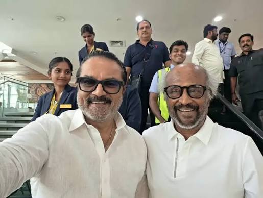 Sarath Kumar Meets Rajinikanth on Bengaluru-Chennai Flight