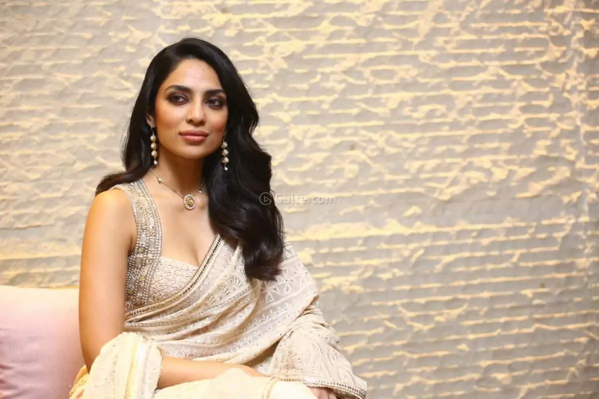 గతాన్ని పూర్తిగా మర్చిపోవాలి: శోభిత ధూళిపాళ