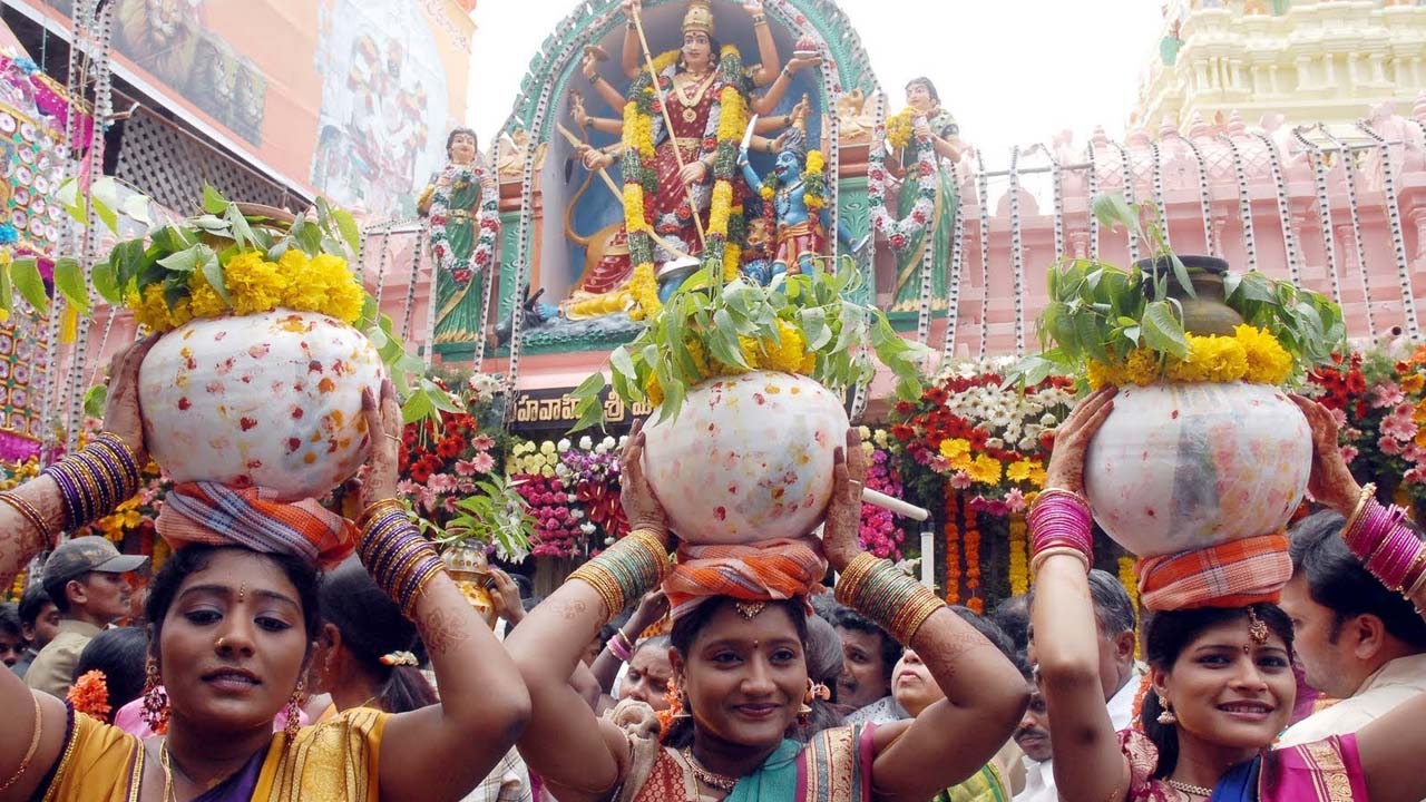 భాగ్యనగరంలో బోనాల సందడి.. ఘనంగా ఏర్పాట్లు