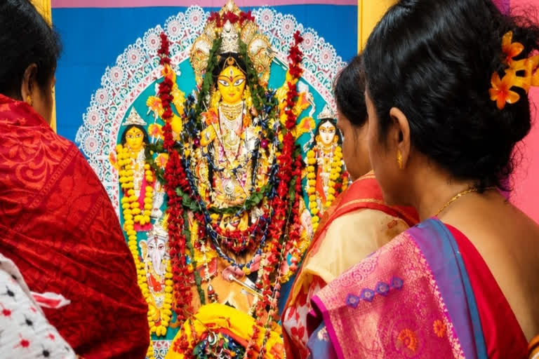 చేపల నైవేద్యం, నీలి కలువలతో దుర్గమ్మకు విశిష్ట పూజ