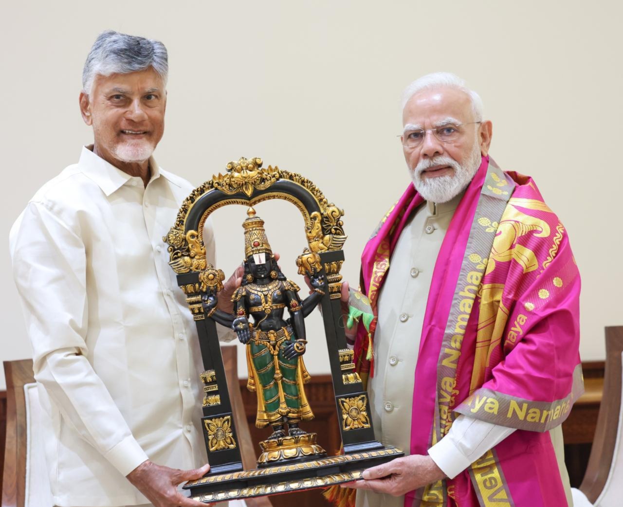 మోదీని ఆహ్వానించిన సీఎం చంద్రబాబు