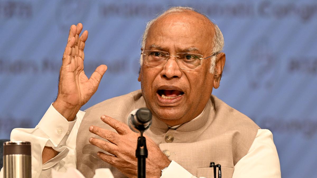 వందేమాతరం వివాదం.. ఖర్గే షాకింగ్ కౌంటర్!