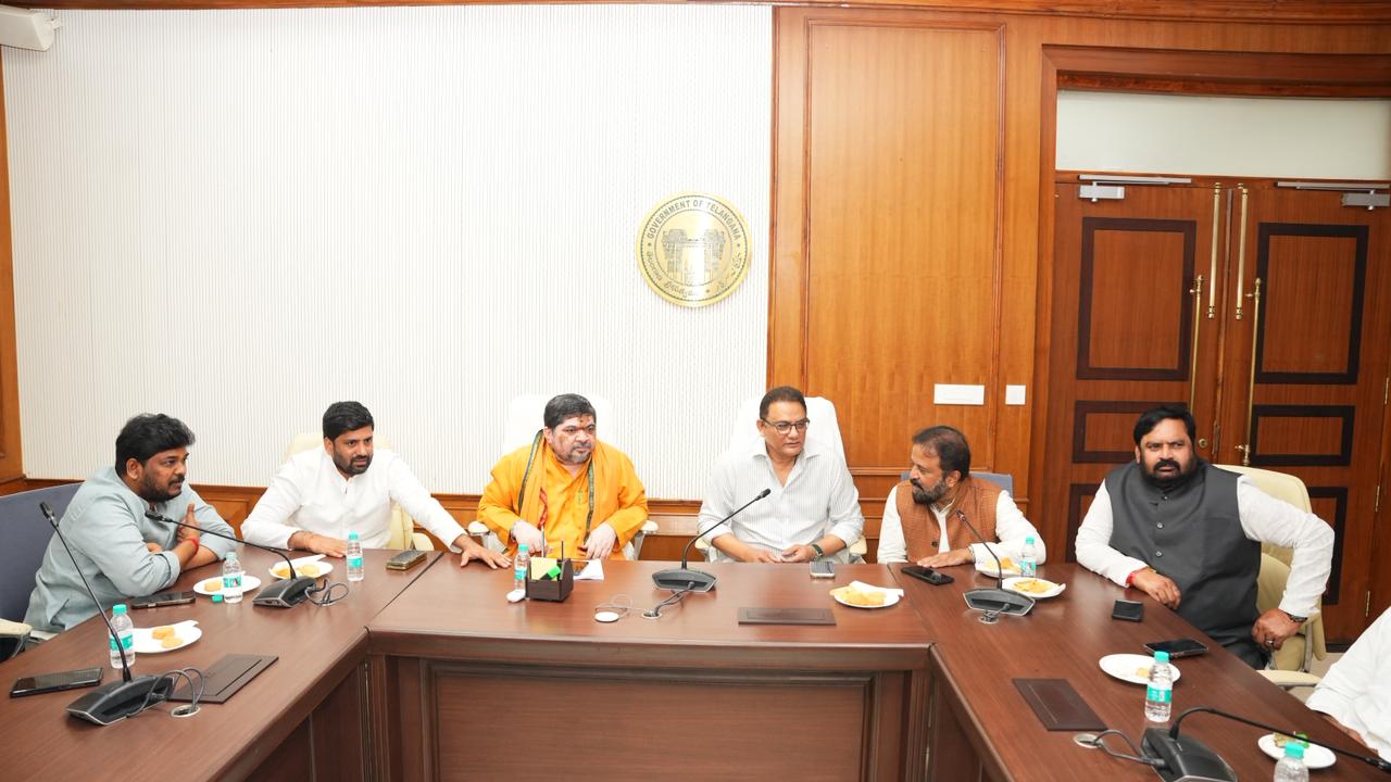 కేసీఆర్ రాజీనామాపై కాంగ్రెస్ భారీ నిరసన