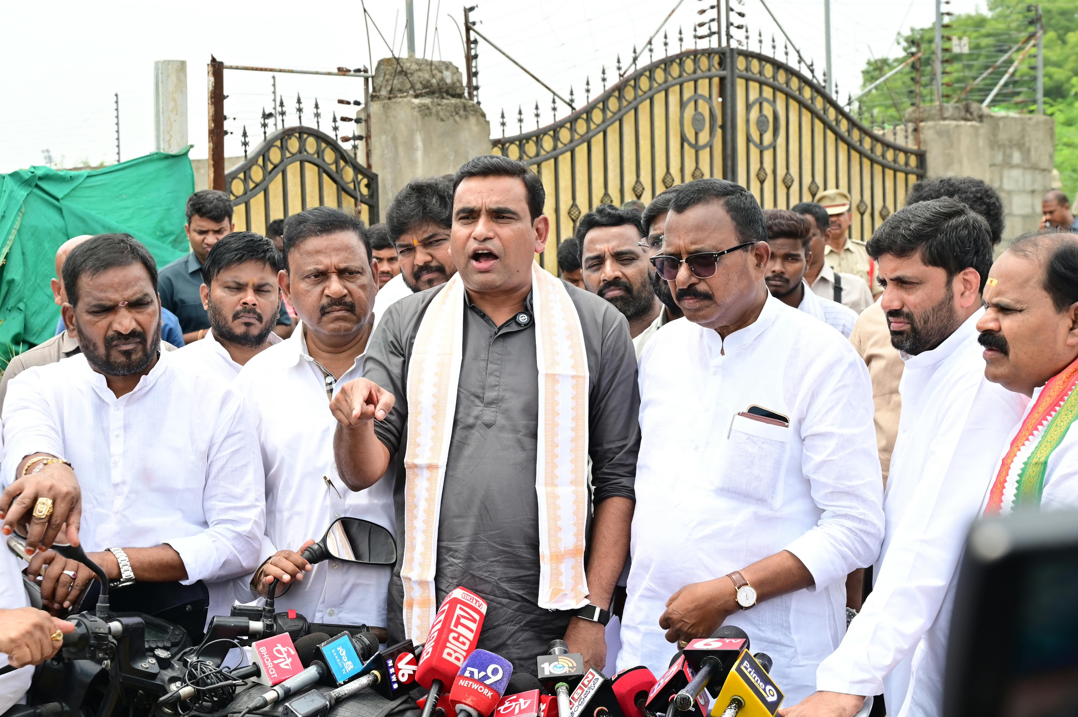 ఫామ్హౌస్ వ్యవహారాలపై చామల కిరణ్ ఘాటు వ్యాఖ్యలు