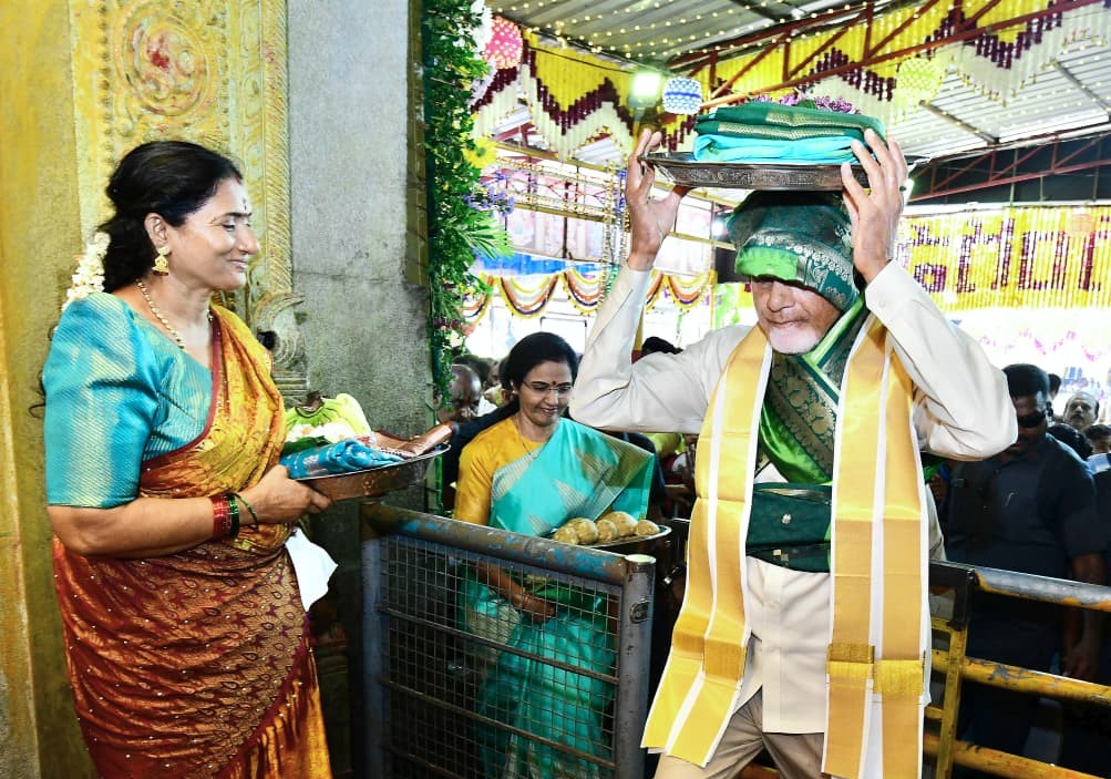Chandrababu Naidu Offers Silk Clothes to Goddess Gangamma!