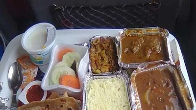 రైలు భోజనంలో ఈగ.. ఐఆర్‌సీటీసీ చర్యలు