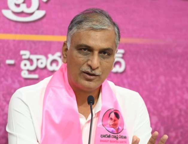 విచారణ పేరుతో పిలిచి దాడికి యత్నం.. పోలీసుల తీరుపై హరీశ్ రావు ఫైర్