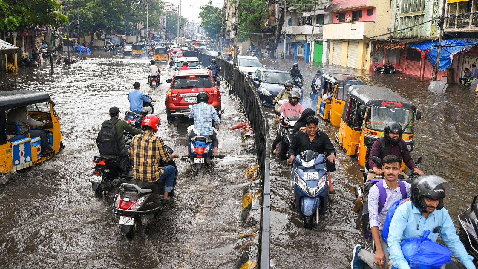 భారీ వర్షంతో హైదరాబాద్ అస్తవ్యస్తం